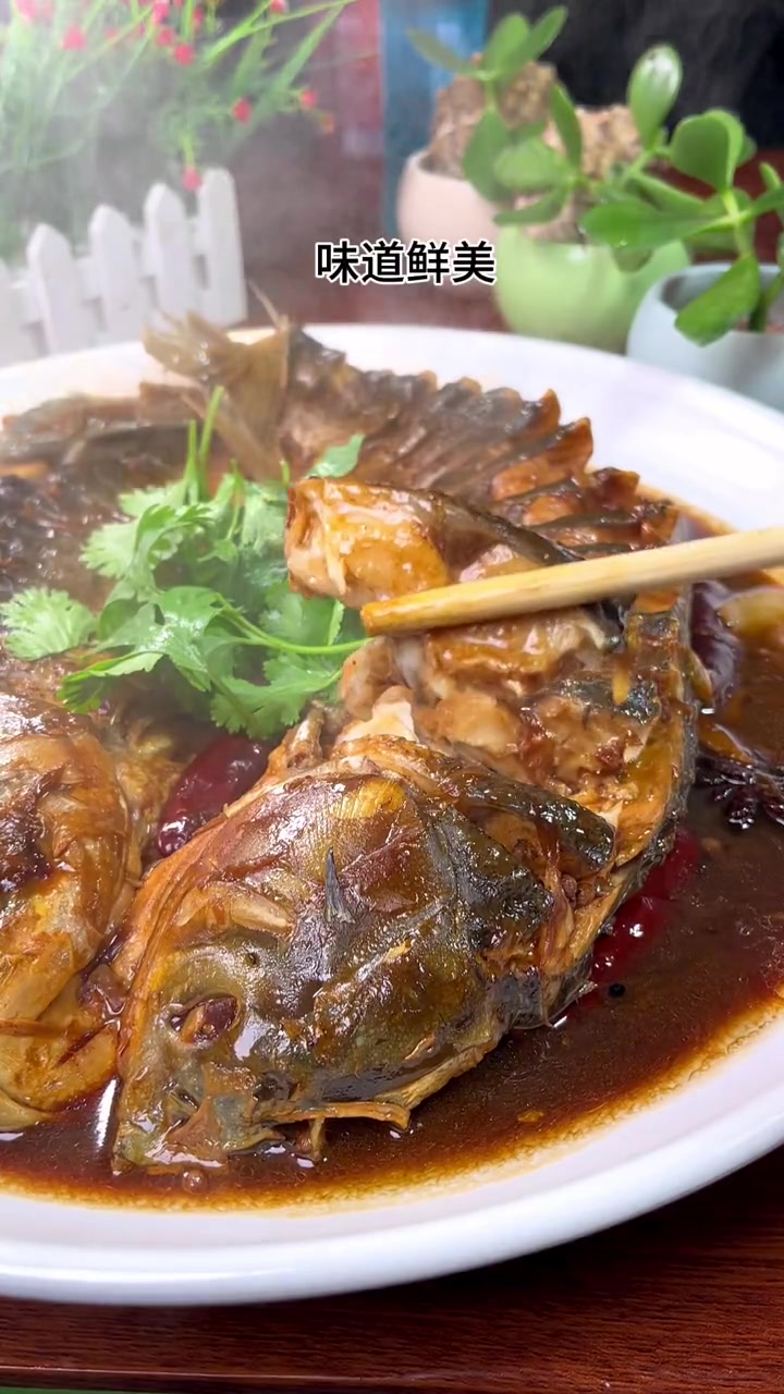 别总是犯愁不会炖鱼了,今天这个炖鱼简单还好吃 美食教程 年夜饭必学菜谱推荐 祝大家年年有鱼