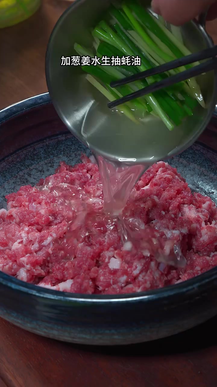 梅干菜蒸肉饼,这是广东妈妈都会经常做的一道家常菜,肉嫩多汁,营养又下饭