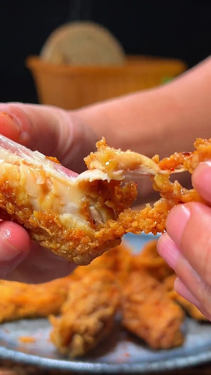 香辣鸡翅在家作比外面买的好吃卫生哦 在家做美食简单又好吃 鸡翅 外酥里嫩 妈呀太香了 老人