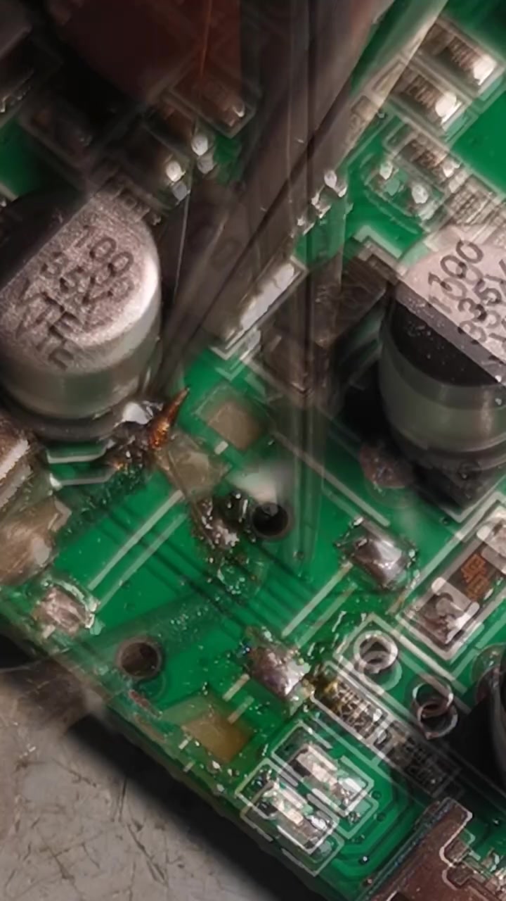 钓鱼神奇,探鱼器坏了,视频接口焊点掉点了,补点维修