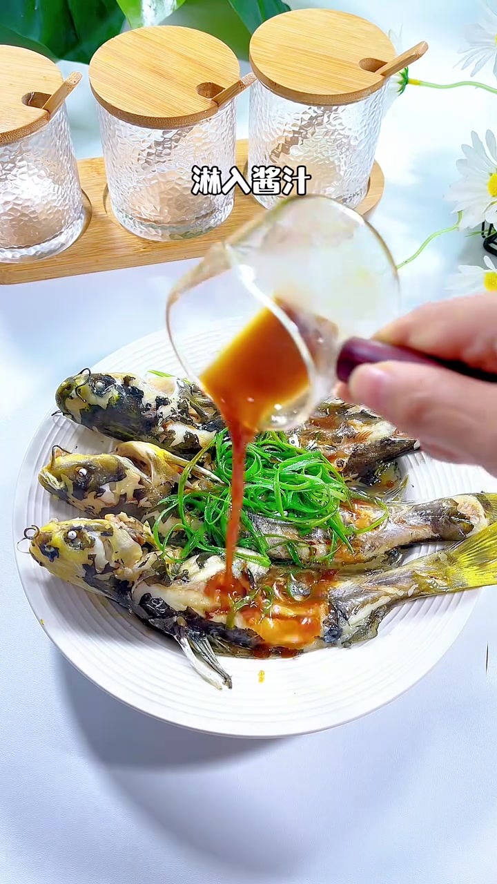 宝宝多吃鱼好处多,每周我都会给孩子做这个清蒸黄骨鱼,软嫩刺少特别适合孩子吃