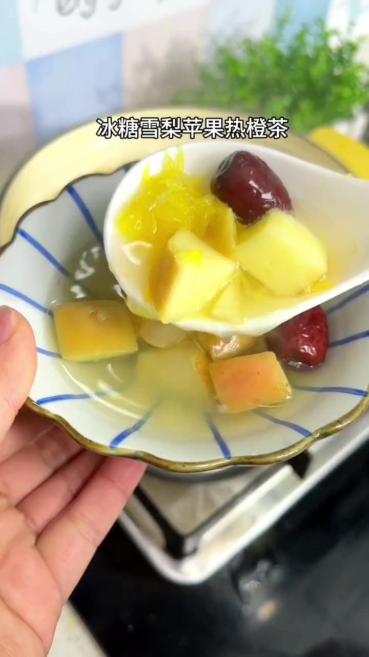 特殊时期又佩戴上了口罩,煮一锅冰糖雪梨热橙茶,亲测有效缓解,酸酸甜甜的喝完嗓子润润的 秋冬