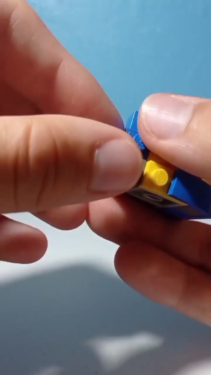 用乐高积木拼装一个小黄人