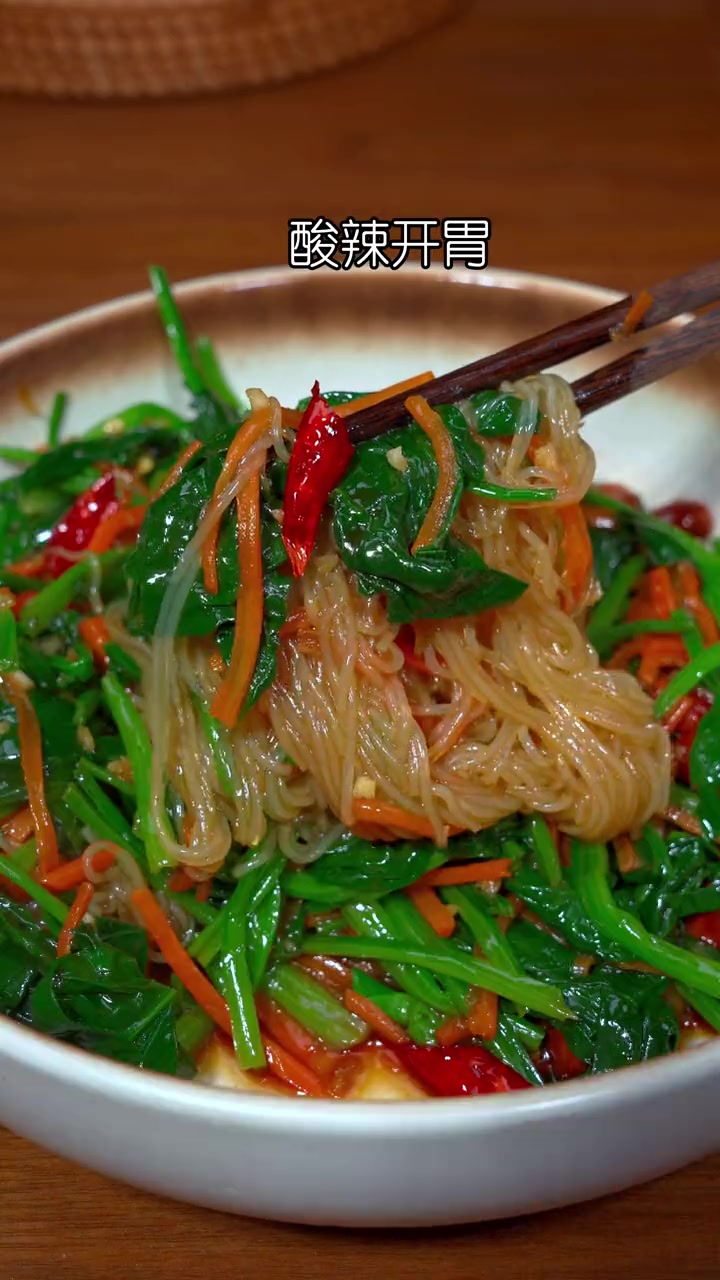 过年的餐桌上不能总是大鱼大肉,一定要安排几个像样的小凉菜,今天这个菠菜粉丝你可一定要收藏好