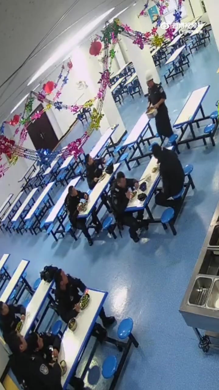 人间温暖「新警在新疆吃到了定制版河南蒸面」近日,新疆博尔塔拉 平安博州 博乐市公安局巡特警