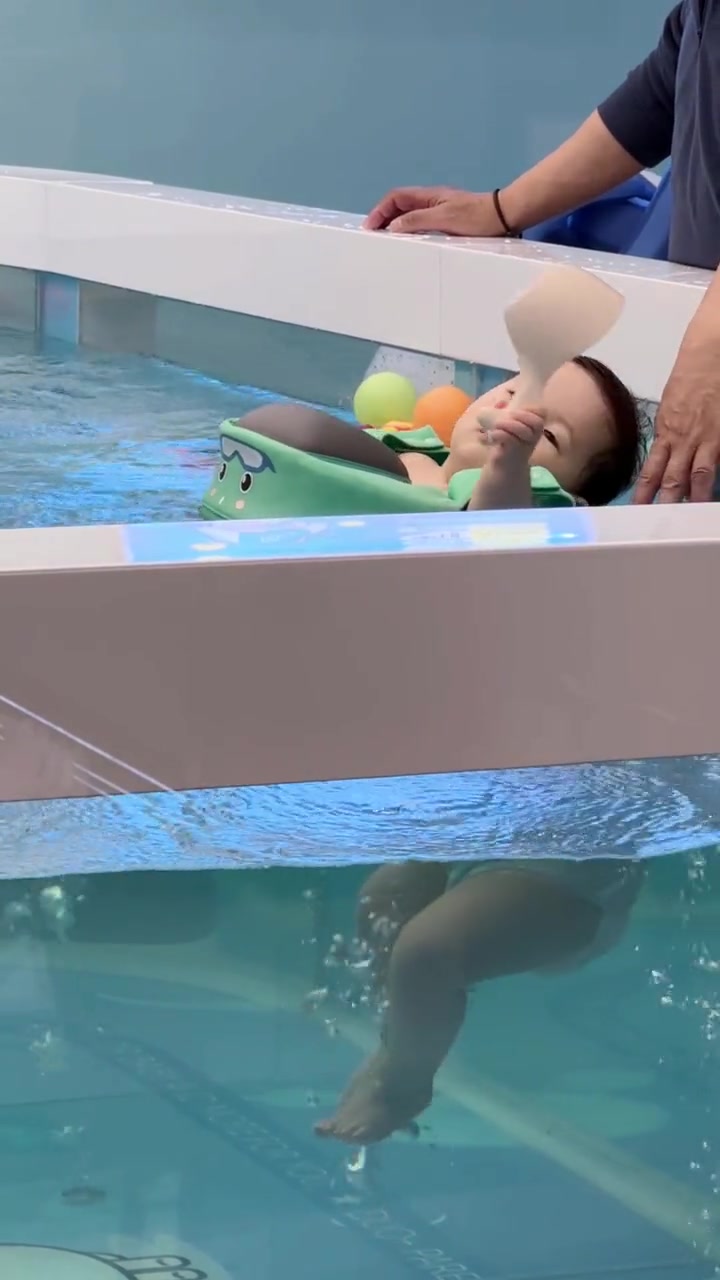 带着小鲸鱼环游泳池啦 宝宝游泳 人类幼崽 萌娃养成记 宝宝日常vlog 萌娃