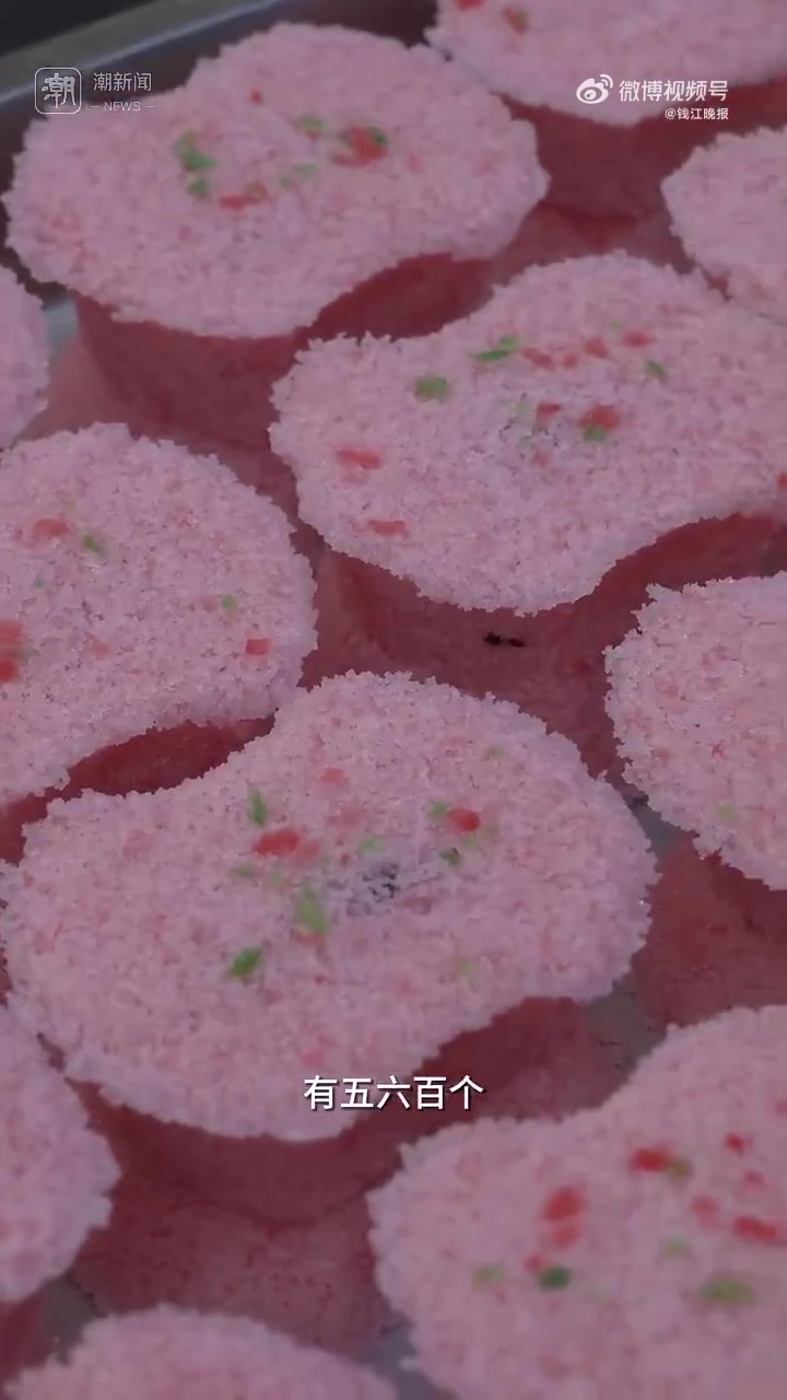 「浙江人熟悉的它又出圈了!孩子要首考妈妈买繁花同款定胜糕讨彩头」热播电视剧《繁花》里,排骨