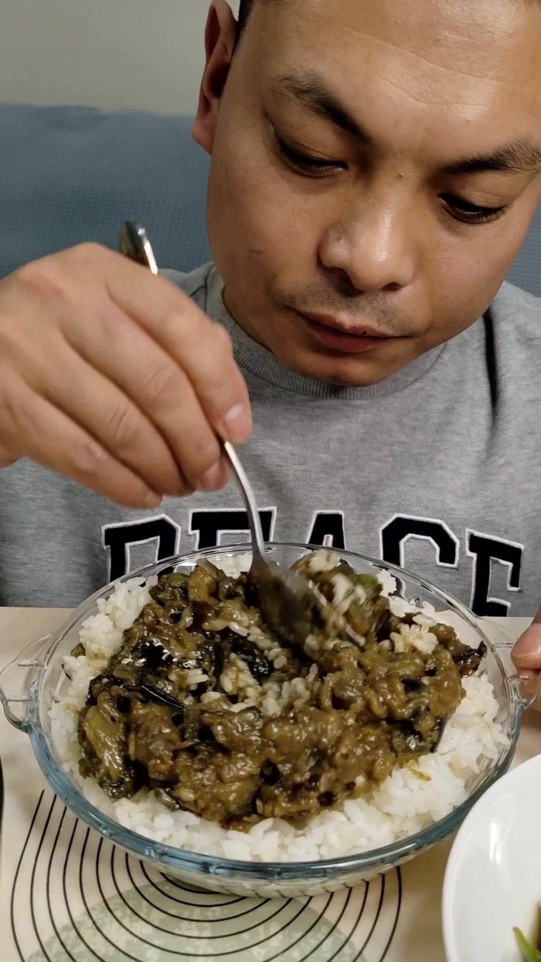 周末学做了擂椒皮蛋,配米饭吃绝了,加上鸡毛菜排骨汤
