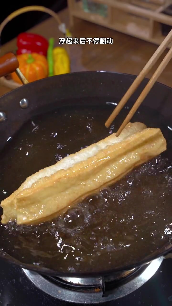 想吃油条别再去外面买了,自己在家做吃的更放心,松软酥脆,个个空心。油条 脆皮油条粉 炸油条