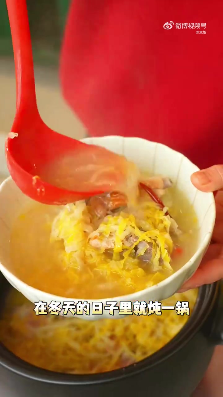 「脊骨炖酸菜教程」冬天准备这么一锅咕嘟咕嘟冒热气儿的脊骨炖酸菜,幸福感瞬间拉满~蘸着料汁吃