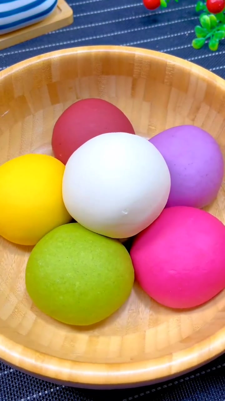 年夜饭的餐桌上做上这个彩虹饺子,来年一定财源滚滚,红红火火