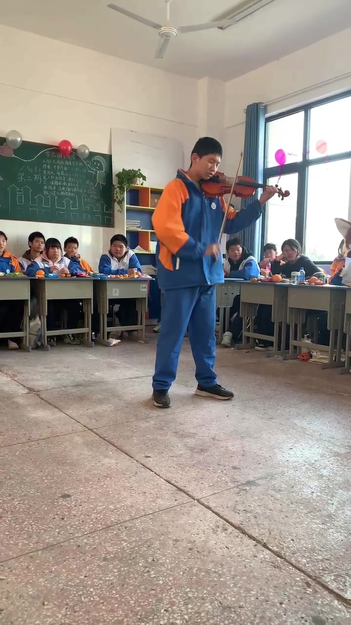 转发8(x)班辛勤老师拍摄班级活动kewish独奏网游《大鱼海棠》