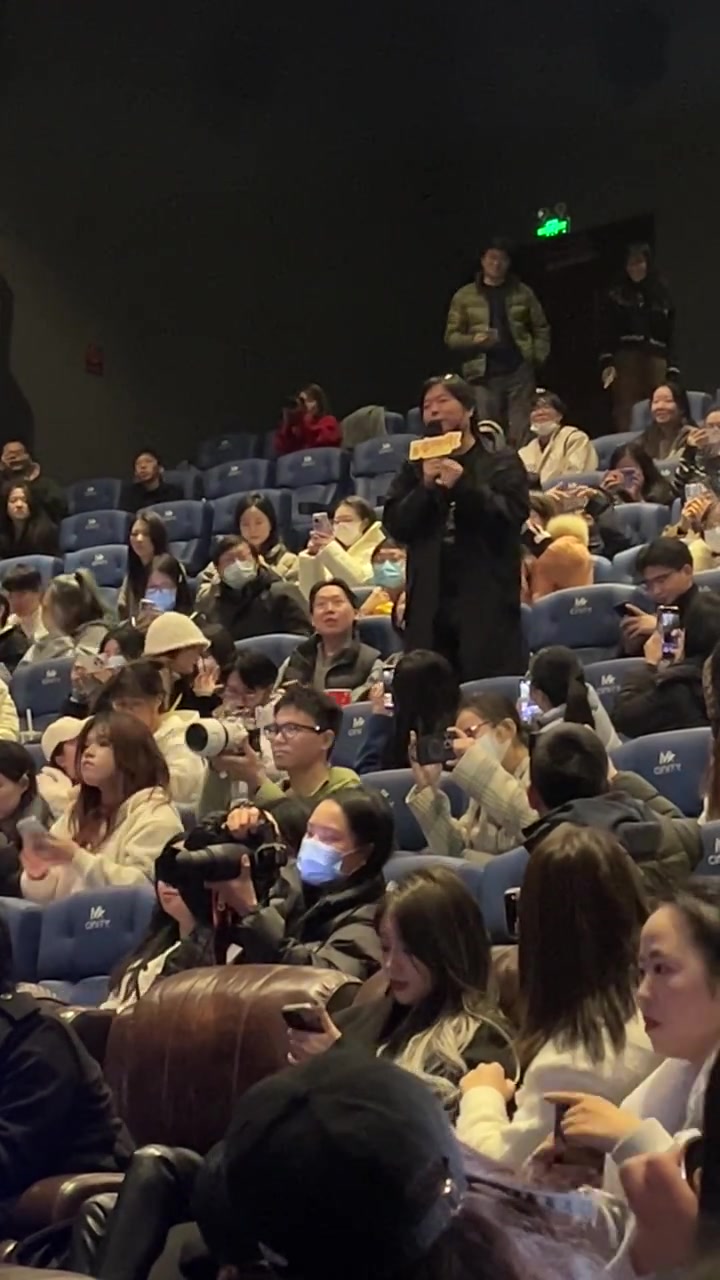 电影年会不能停路演口碑 晓松__ 惊喜现身杭州路演现场!曾经担任过大厂高管的晓松老师笑称看