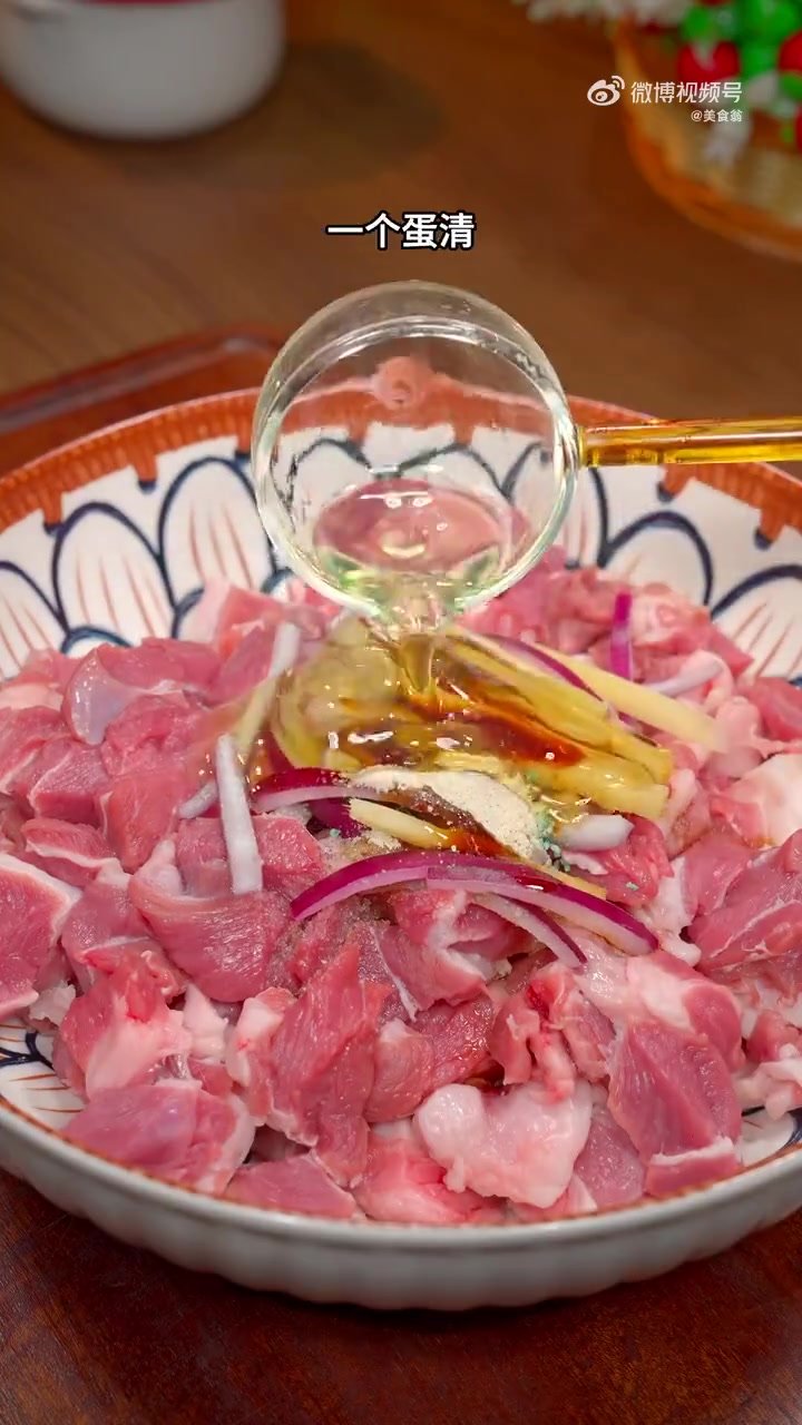 美味辽宁等您来「孜然羊肉」将羊肉切成片,加入料酒、盐、少许水和葱姜,腌制20分钟,去掉葱姜