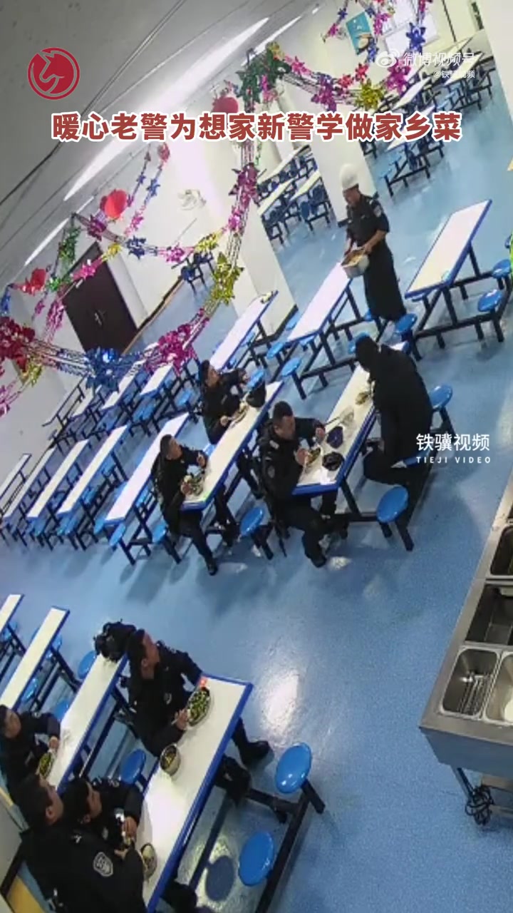 「暖心老警为想家新警学做家乡菜」1月4日,新疆博尔塔拉。博乐市公安局巡特警大队副大队长严振
