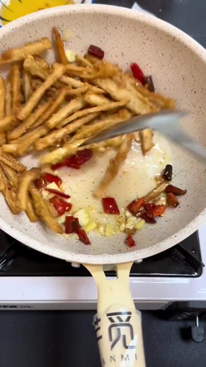 舌尖上的武汉 湖北名菜干煸藕丝,吃湖北菜必点,酥酥脆脆,嘎嘎香