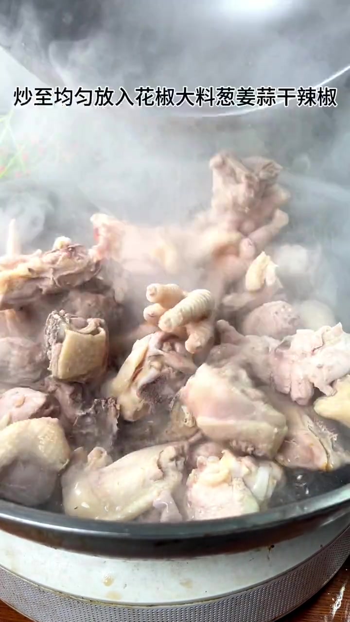 过年的餐桌上不可缺少的一道菜炖鸡,好吃又入味馋到流口水 美食教程 年夜饭必学菜谱推荐 美食
