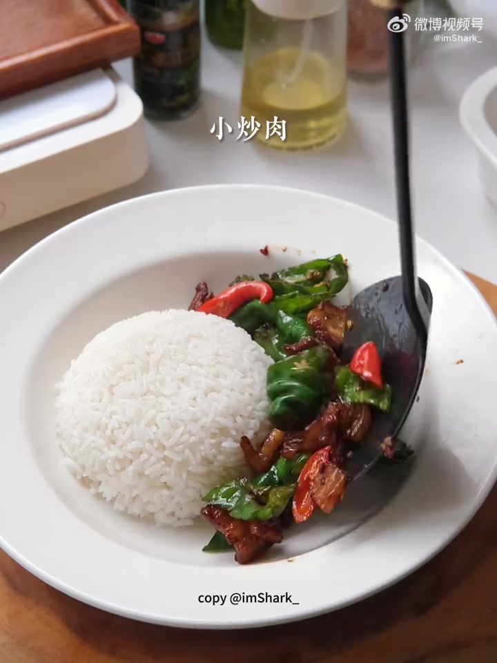 工作日,来道简单快手又好吃的小炒肉盖饭!五花肉吸收了浓浓的辣椒香,包裹着松软的米饭,搭配上
