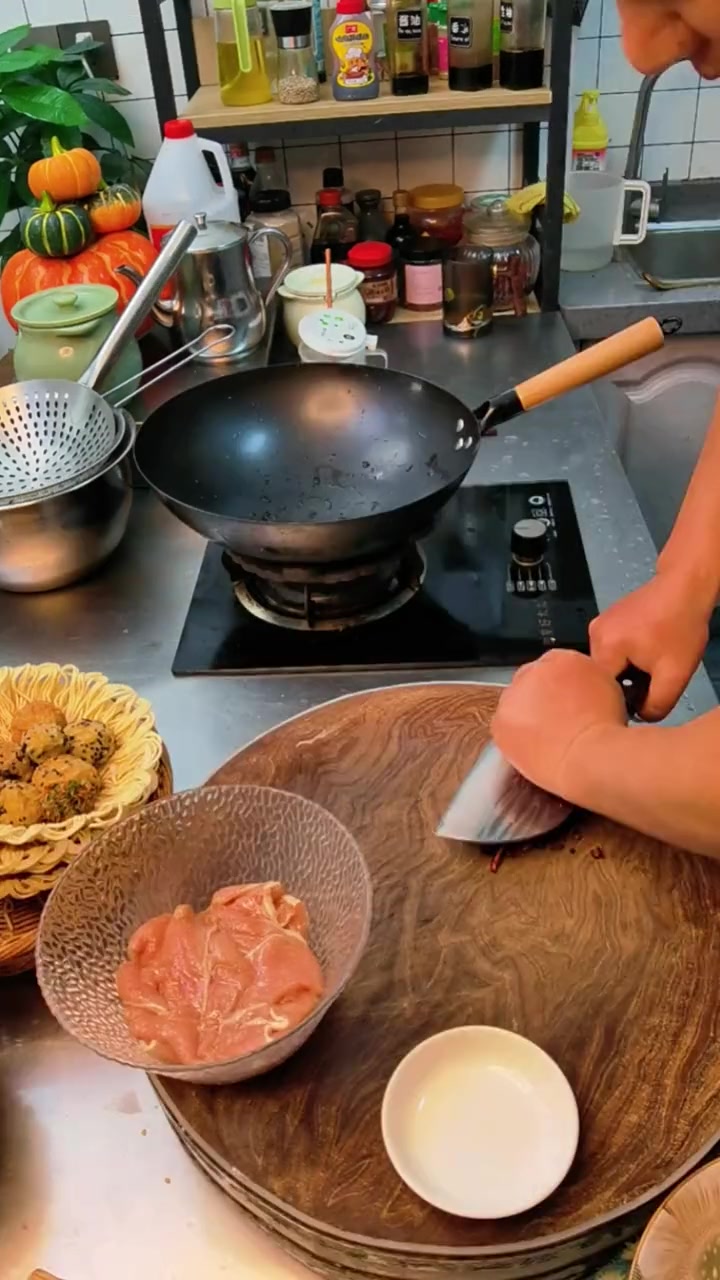 水煮肉片好吃吧,不会的看看咱家怎么做的哈,参考下哦,用猪里脊 家常菜 水煮肉片 菜好吃又简