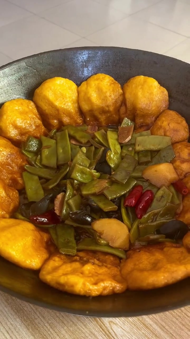 冬天来上这么一锅有菜又有饭真香啊,尤其是这饼子是真香 美食教程 美食 农家锅贴饼子的做法 