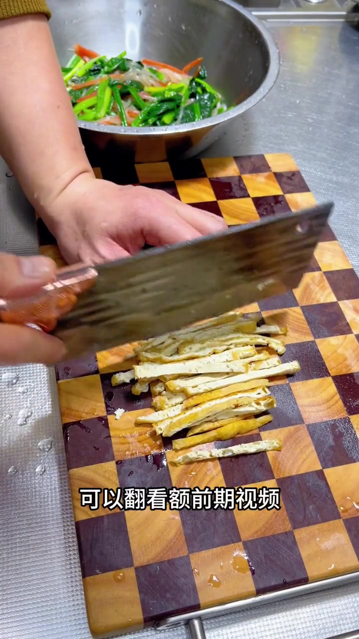 年夜饭上少不了几道下酒菜,今天分享油豆腐拌粉条,清淡爽口,真的比大鱼大肉都受欢迎 凉拌菜 