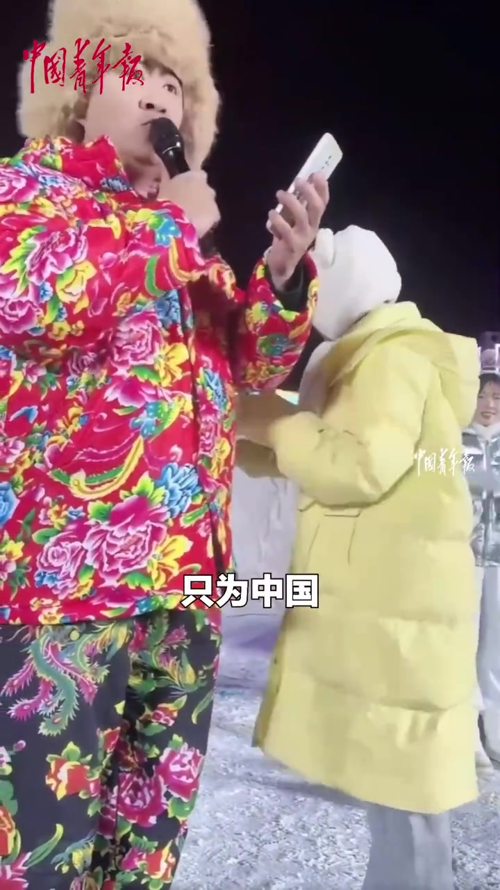 「女孩认领遗失手机亮出的壁纸让人感动「心」」近日,黑龙江哈尔滨,一女孩游玩时遗失手机,主持