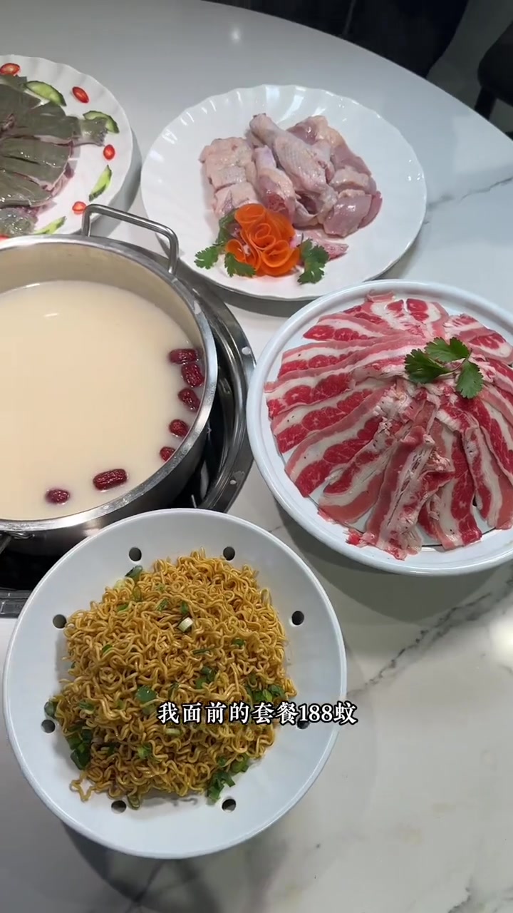 直击灵魂的防寒冬日美食 天儿冷吃点啥 没有什么是一顿火锅解决不了 水鱼鸡煲 生蚝鸡火锅 今