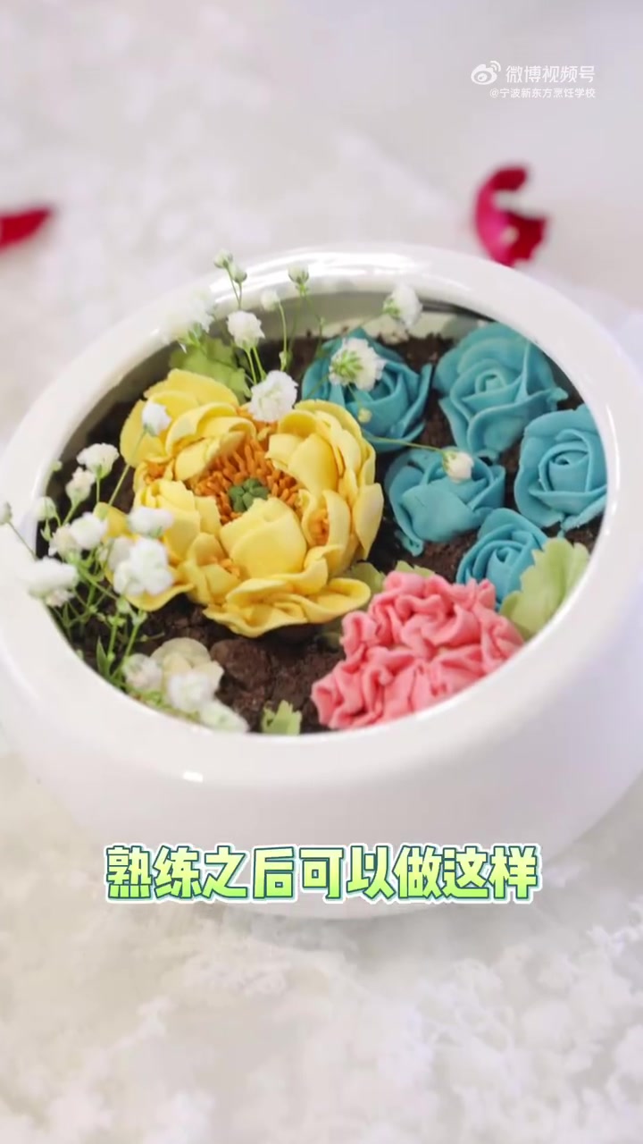 韩式裱花,带你看尽世间繁花 从裱花手抖到不行,到现在能独立完成一款美美的韩式裱花蛋糕,付出