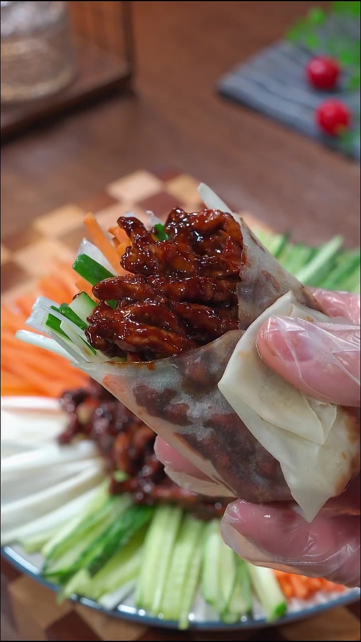 饺子皮上锅蒸一蒸,这样做的京酱肉丝比烤鸭还香