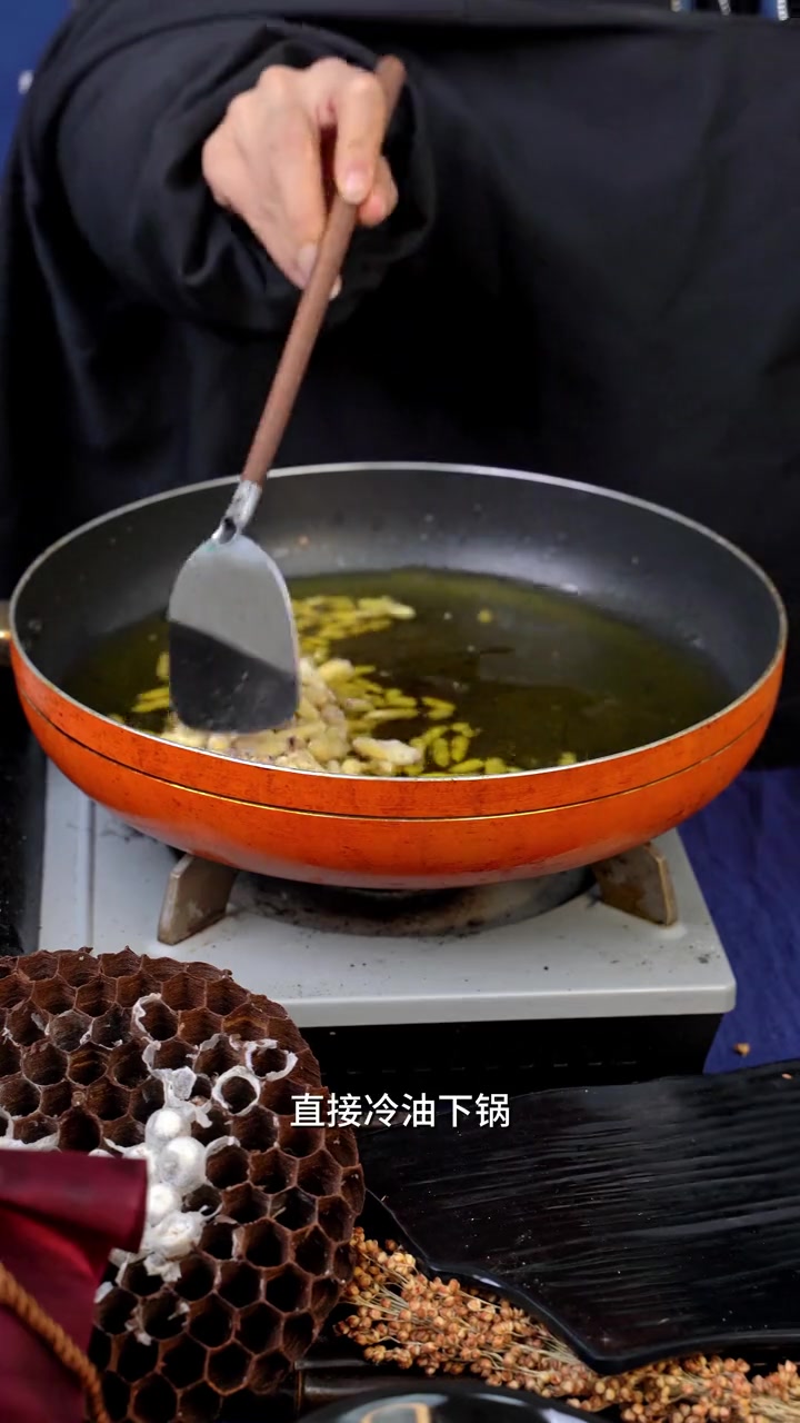 教大家做一道有手就会的油炸蜂蛹下酒菜 蜂蛹美食 蜂蛹 高蛋白 下酒菜