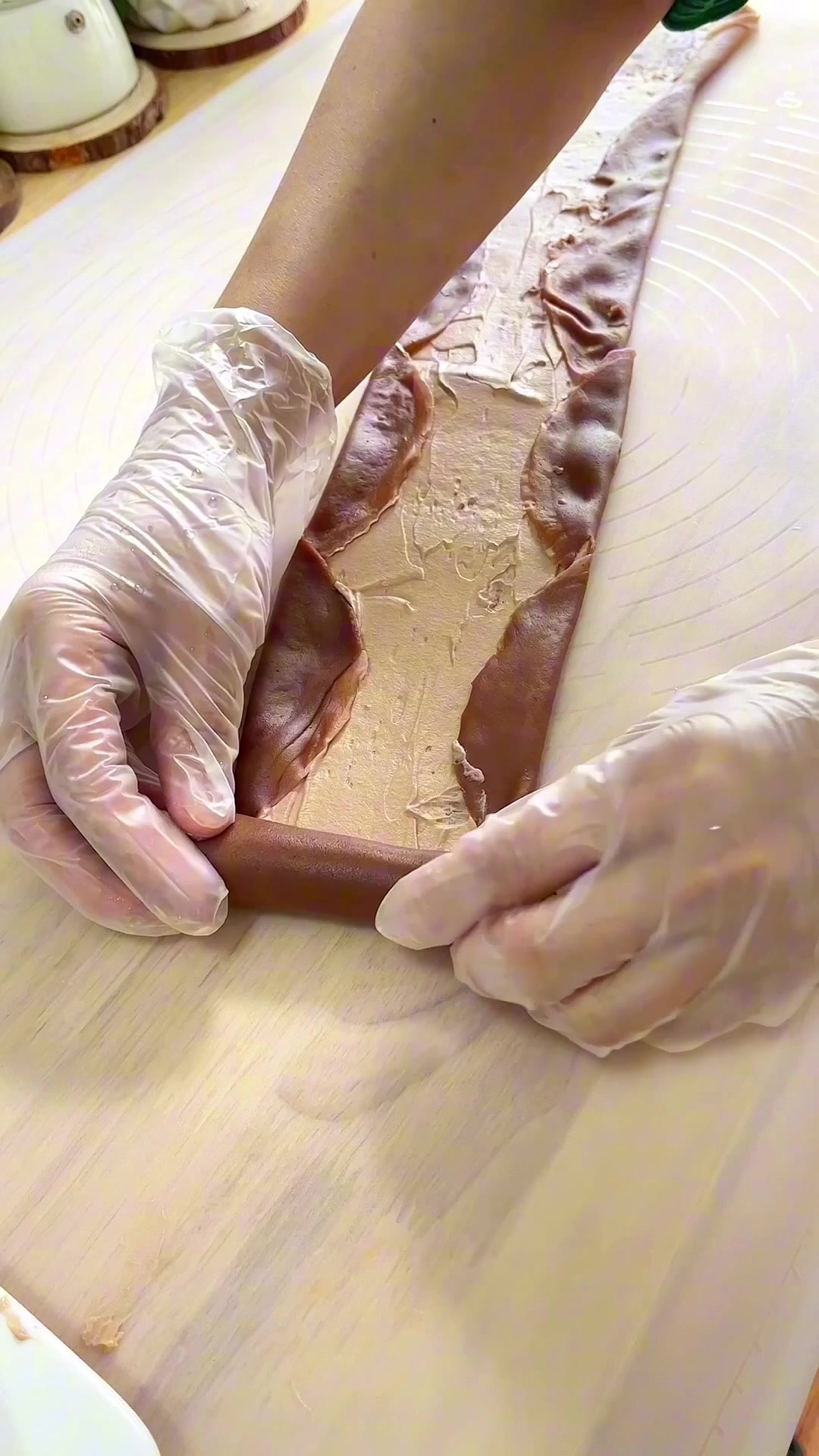 有锅就能做!巧克力脆皮千层卷,巨好吃