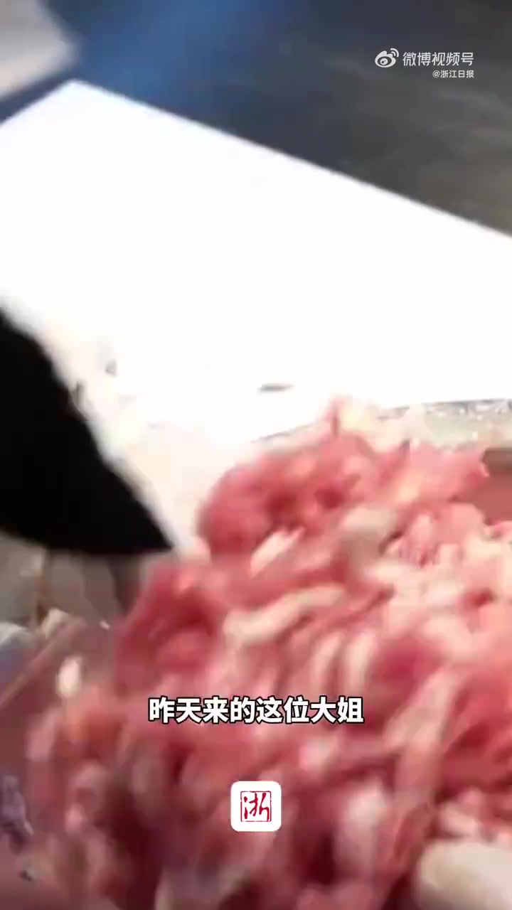 「杭州大姐拿五粮液灌香肠」男子带14瓶小茅台灌了107斤香肠 1月11日,杭州,在文晖农贸