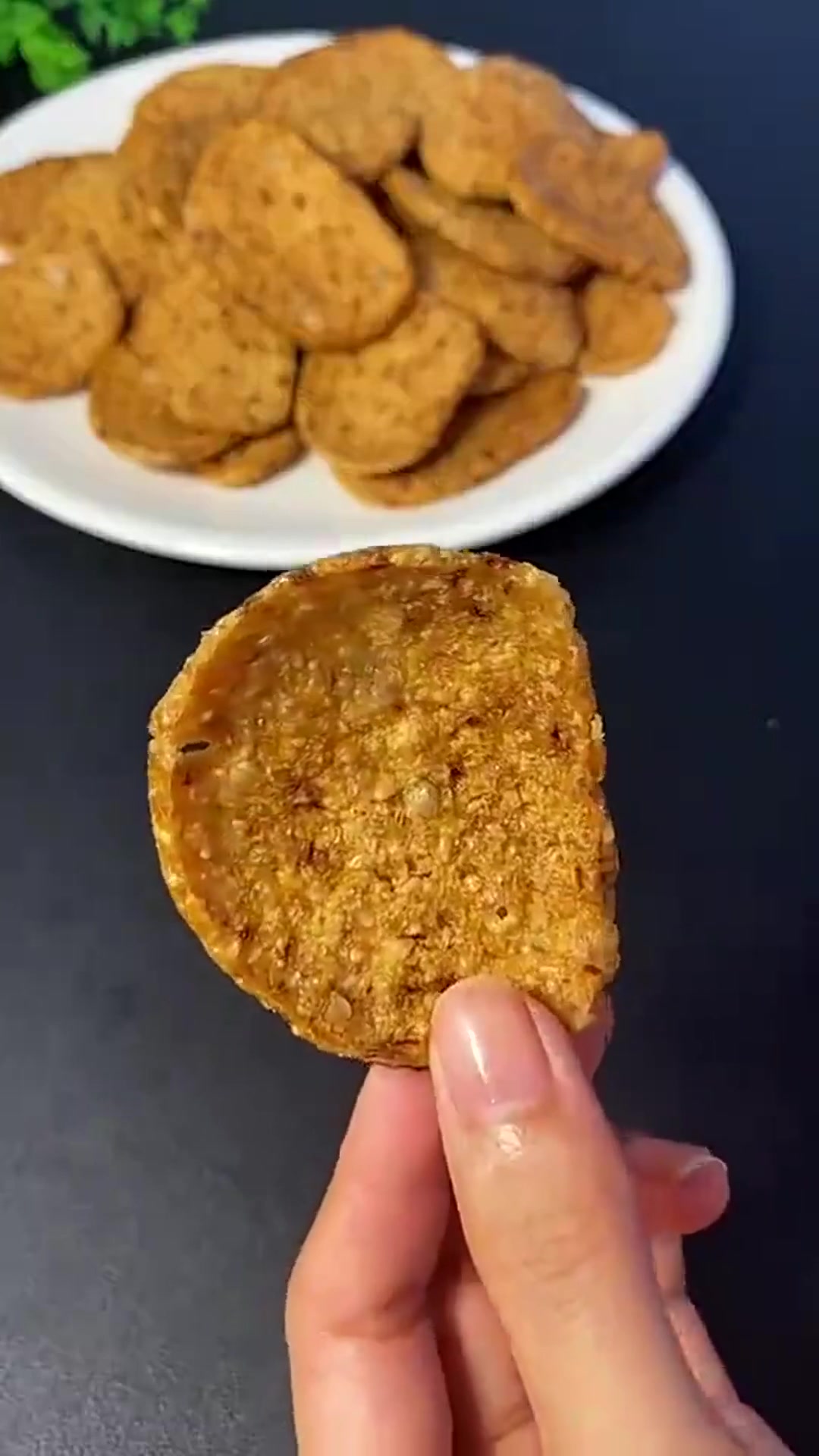 过滤完豆浆的豆渣不要再扔掉了,做成豆渣饼,比薯片还好吃!