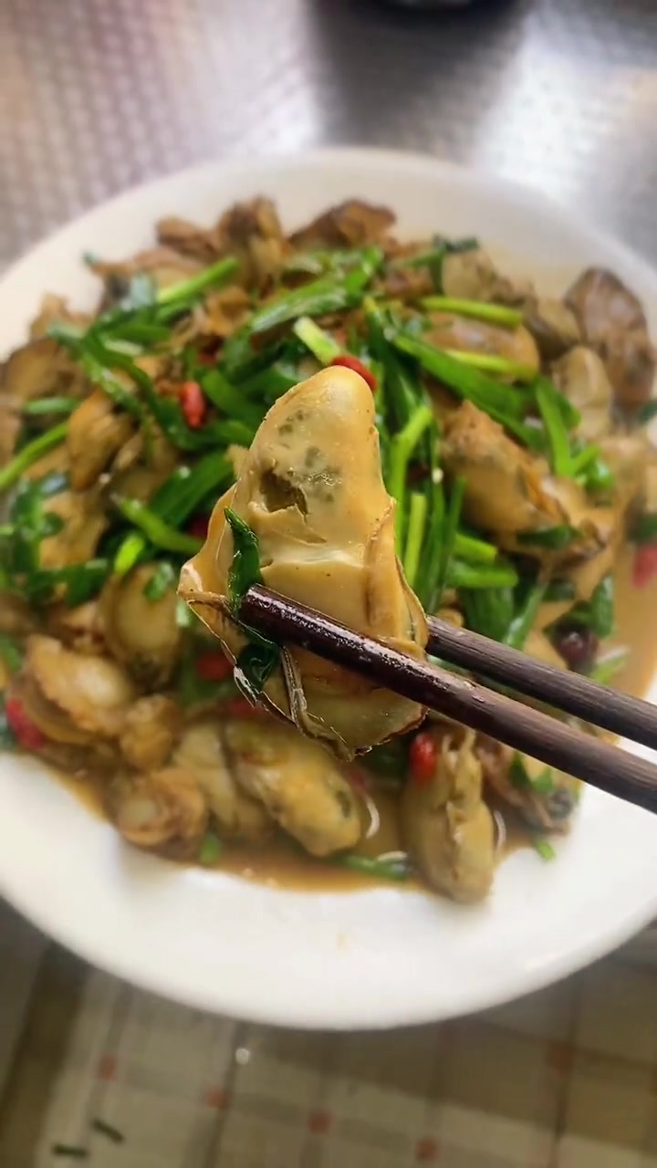最近天天熬夜,吃点枸杞生蚝炒韭菜能补一补不?生蚝 海蛎子炒韭菜 海鲜 生蚝做法 生蚝肉