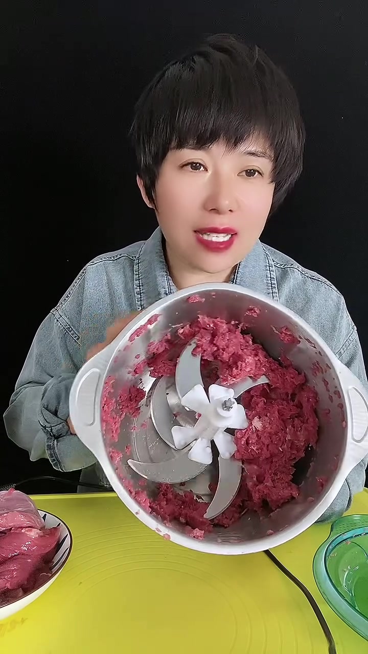 新款绞肉机活动来了,即日起左下角小黄车能拍到的,都是两个盆,到手五套刀,还有小刮刀和防滑垫