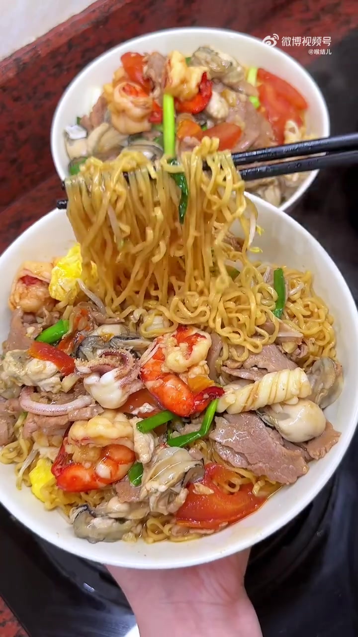 美食 妈妈做的海鲜湿炒蟹黄面真的!巨鲜!巨好吃!