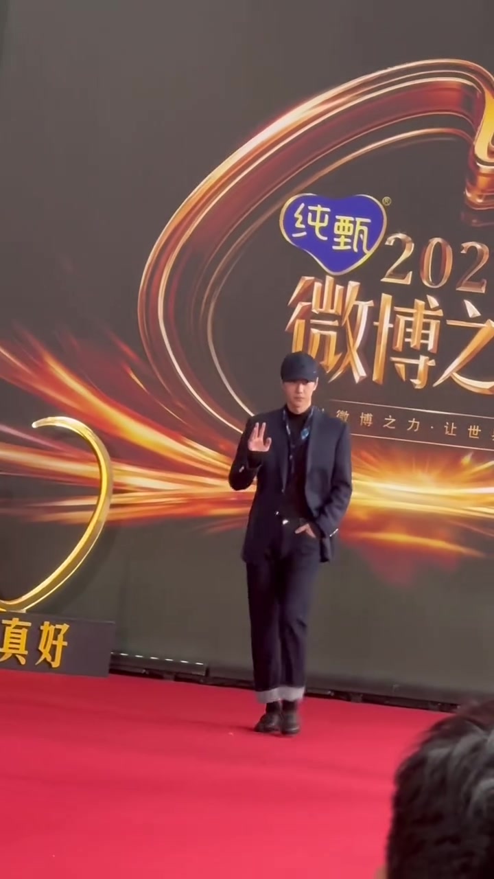 王一博也泰酷辣,鸭舌帽牛仔裤随性造型亮相2024微博之夜红毯  