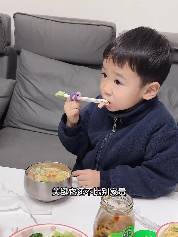 作为一个家里不断午餐肉的人 我也是头一次见到猪肉含量达到90% 其中50%还是黑猪肉 配料