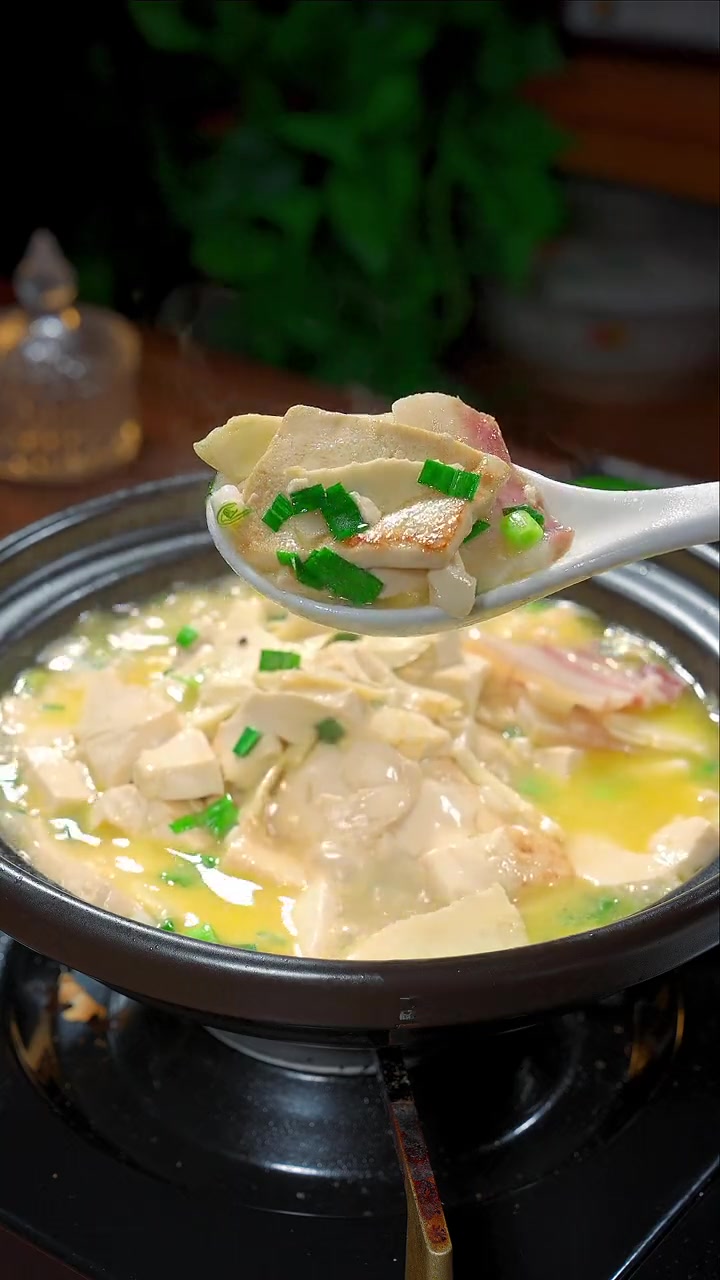 豆腐三鲜煲 冬天不知道做什么菜,今天这个菜就很适合,简单鲜美,喜欢的赶紧安排起来吧 豆腐