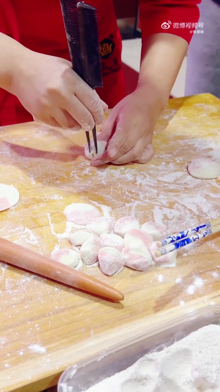 美好辽宁欢迎您 老边饺子第五代传承人现场为大家演示包饺子过程。新时代六地辽宁杠杠滴
