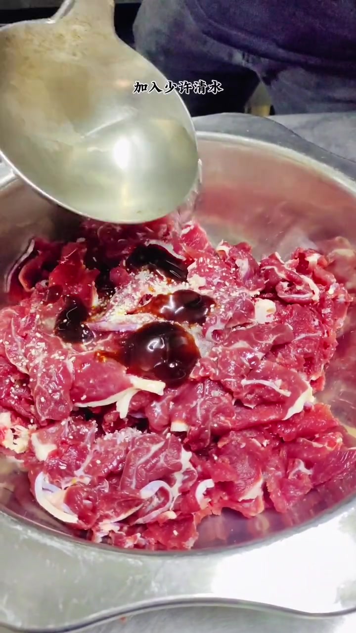 去饭店吃的牛肉,不管是炒还是水煮,为何如此嫩滑,今天来为大家揭秘 美食制作分享 鲜牛肉 腌