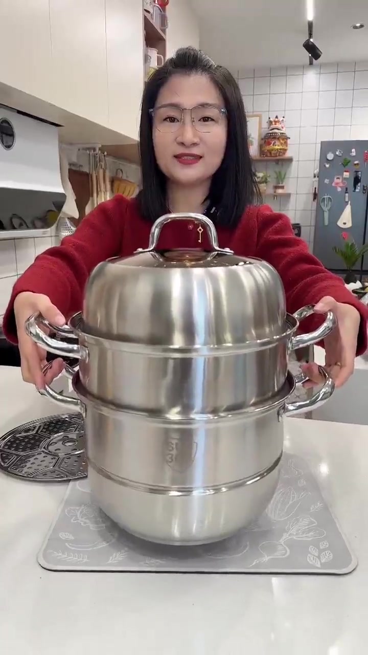 不锈钢蒸锅 蒸包子、蒸馒头、蒸鱼啥的还是这种不锈钢多层的蒸锅实用,受热均匀蒸的也快!三层蒸