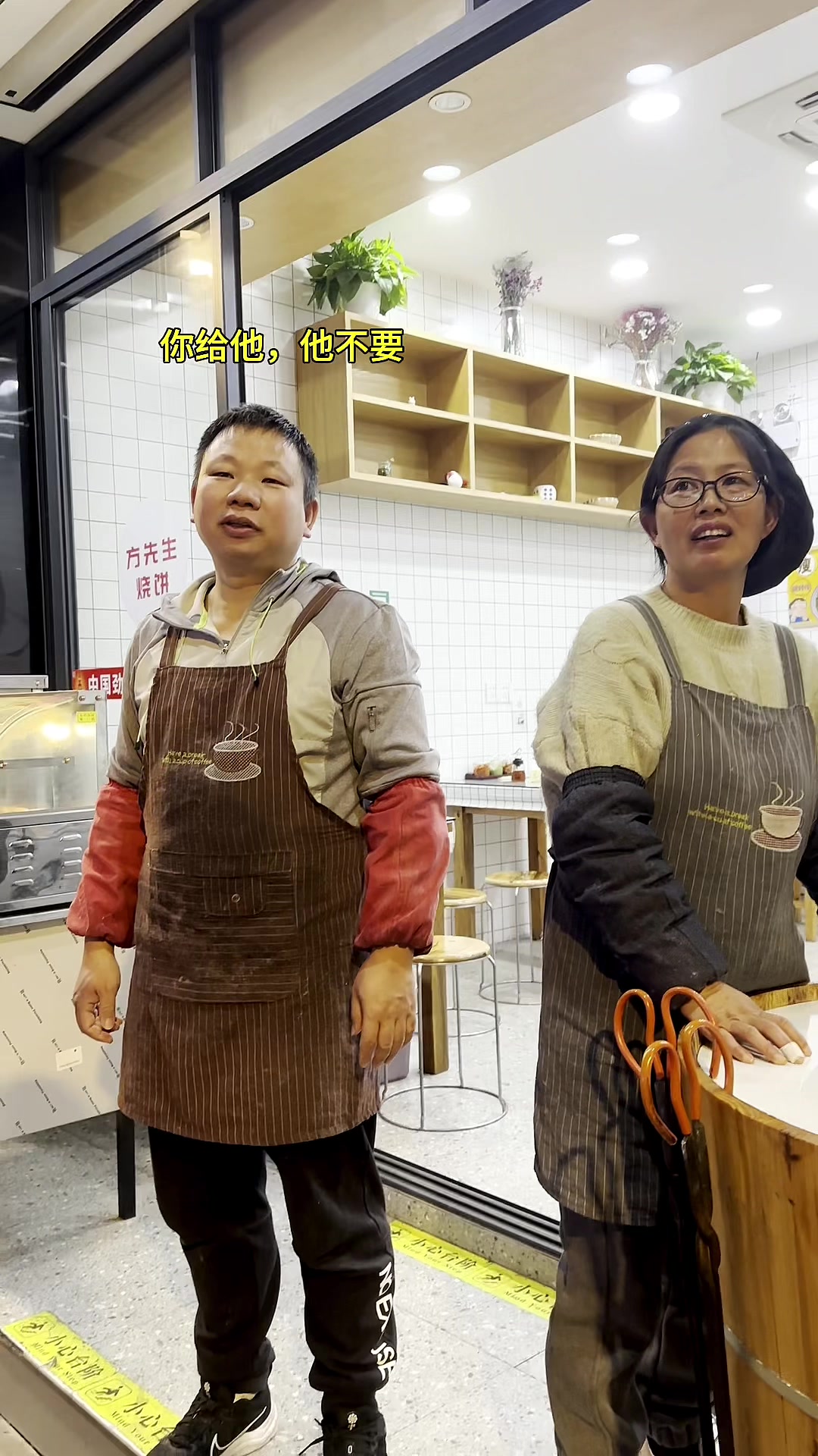 患有阿尔茨海默症大爷,弯腰捡起吃掉落的西瓜籽