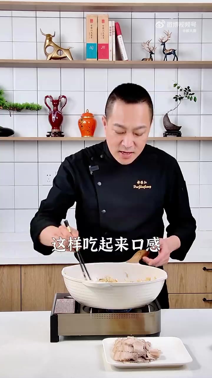 美味辽宁等您来 这天气必须来上一碗热乎乎的酸菜汆白肉,好吃的秘诀大家看好了,汤鲜味美、肥而