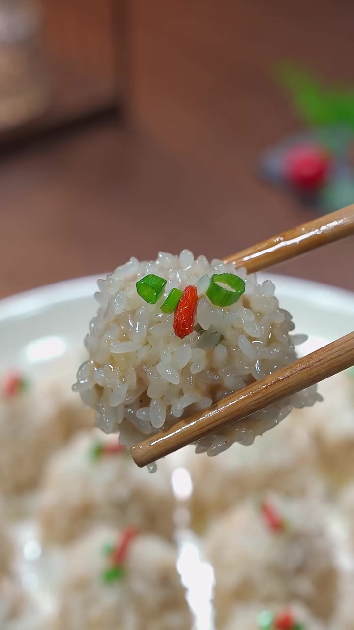 年夜饭餐桌上,做一道这样的糯米丸子,好看又好吃,小朋友特别喜欢