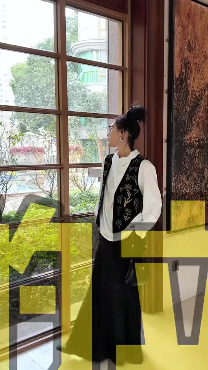 云朵们!本期给大家安利一条必买裙子!就是这个进口黑葱料能日常百搭晚宴也能成为绿叶的百搭好穿