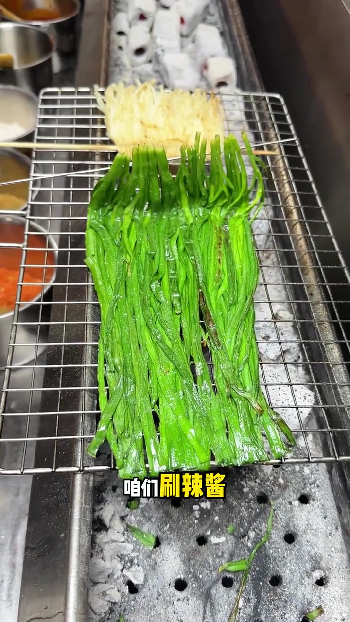 肉烤糊了。你们说糊香。这菜烤糊了你们说啥