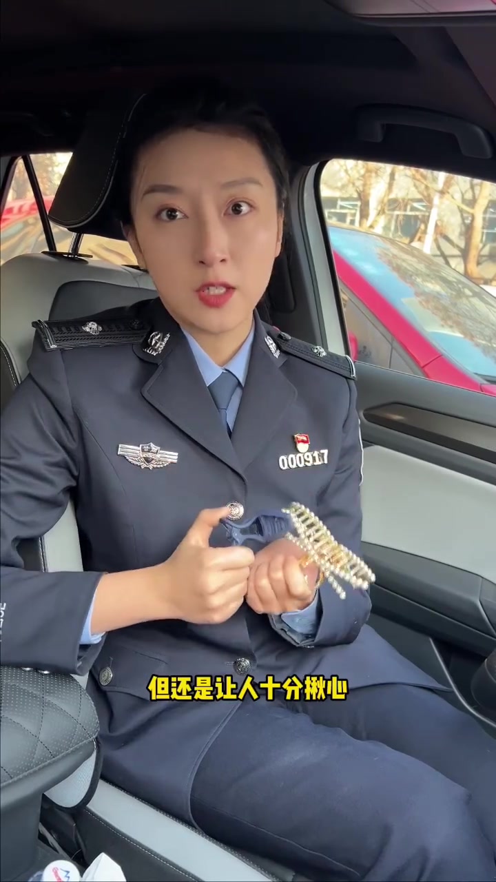 「美丽但危险!爆款鲨鱼夹却藏有致命安全隐患」你知道吗?金属“鲨鱼夹”十分坚硬,微微张开的锯
