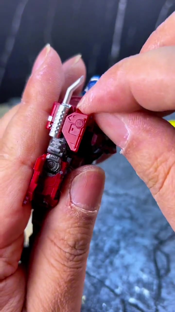 有男生会拒绝这个玩具吗 这细节这还原度,居然才这么点大?!变形金刚 招财猫擎天柱 极小变形