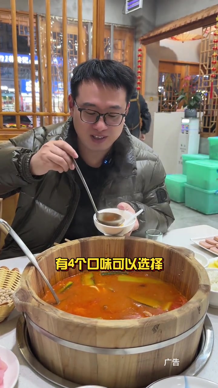 这一桶木桶鱼也太好吃了!在海宁洛隆路上的雅府鱼宫,能吃到正宗的木桶鱼了,赶紧来尝尝吧!木桶